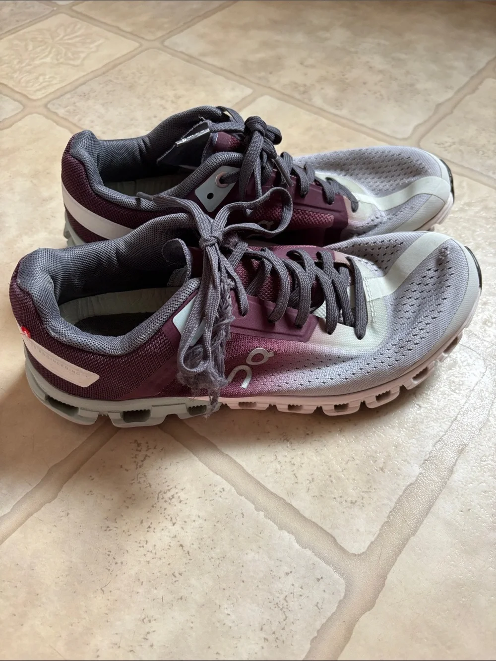 On Cloud Flow Gym Running Shoes Womens Size 7 Mulberry Grey Athletic Swiss